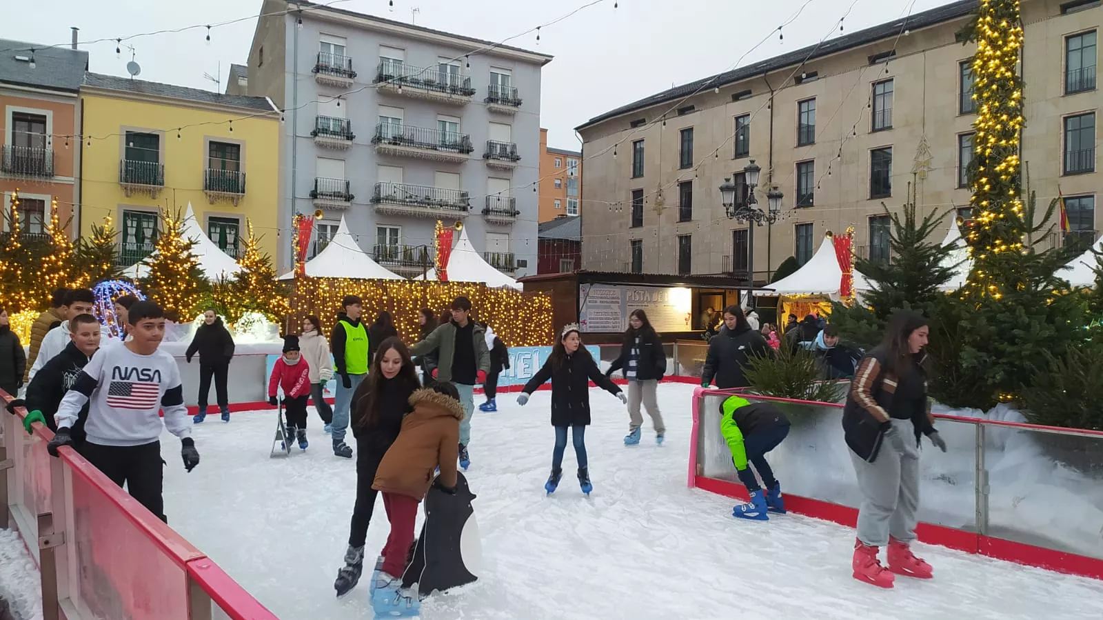 Inauguración de la pista de hielo y del Mercadillo Navideño