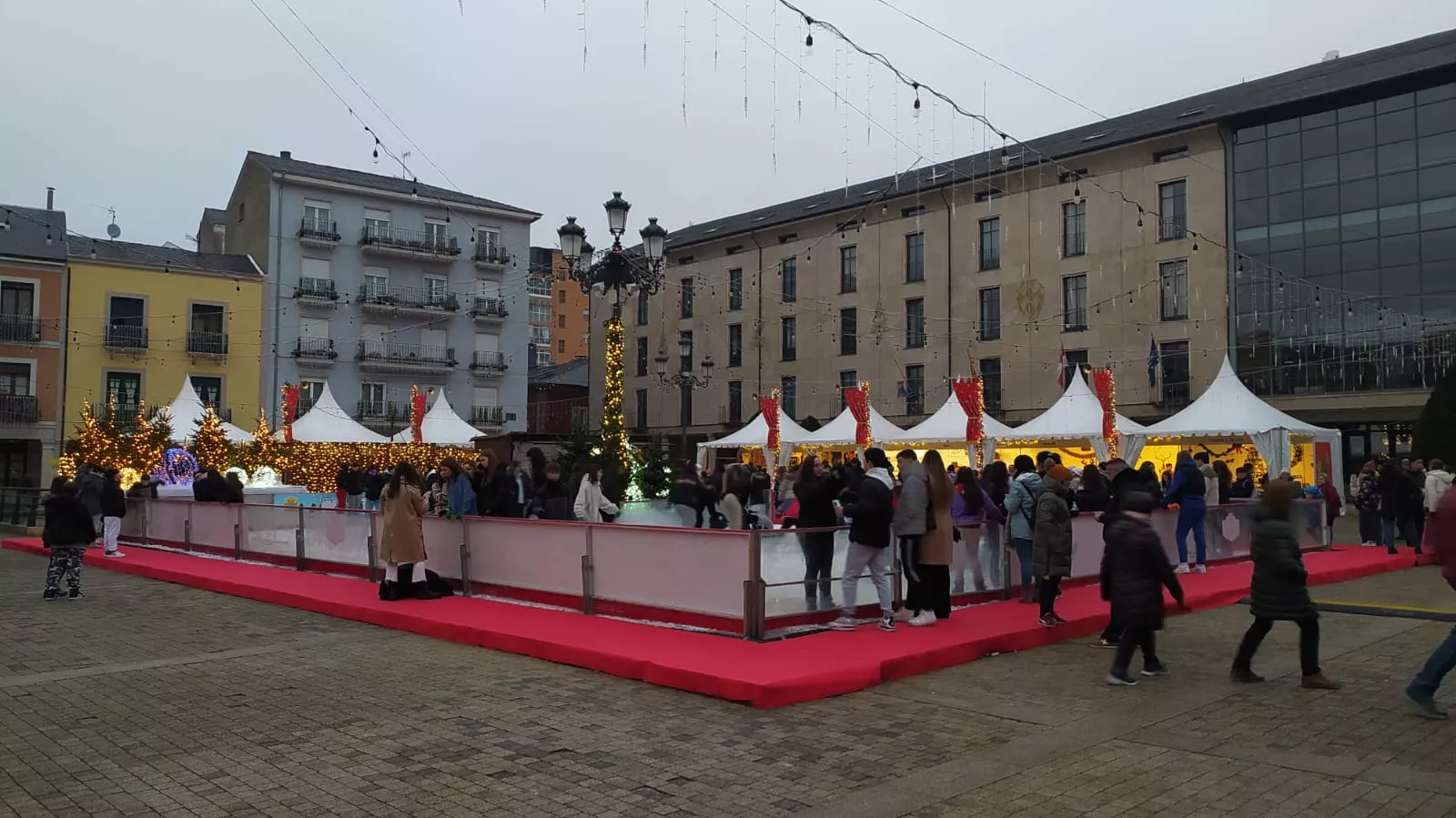 Inauguración de la pista de hielo y del Mercadillo Navideño