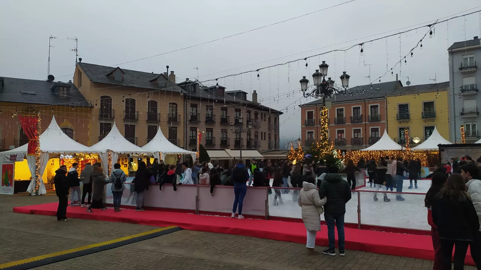 Inauguración de la pista de hielo y del Mercadillo Navideño