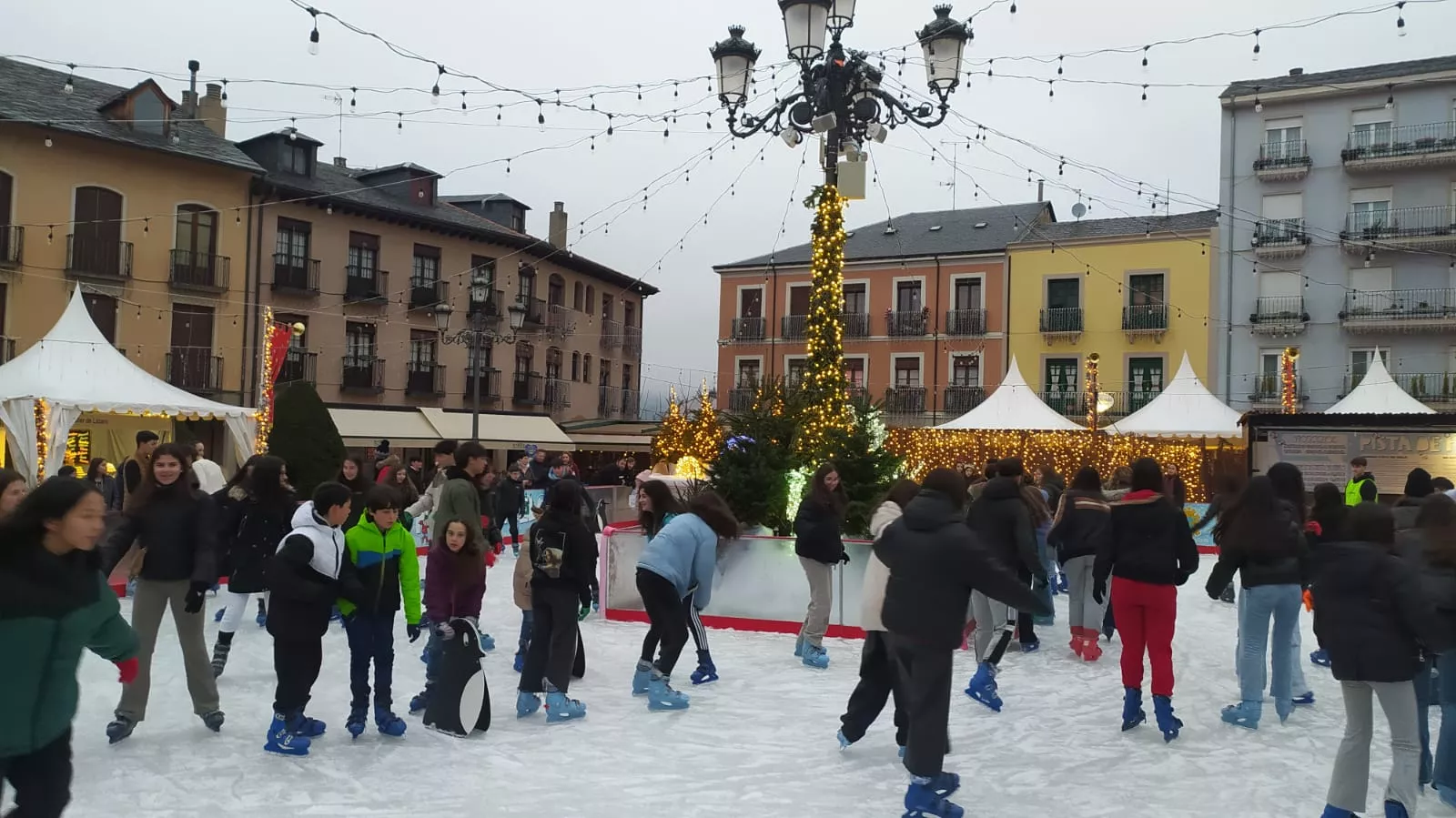 Inauguración de la pista de hielo y del Mercadillo Navideño