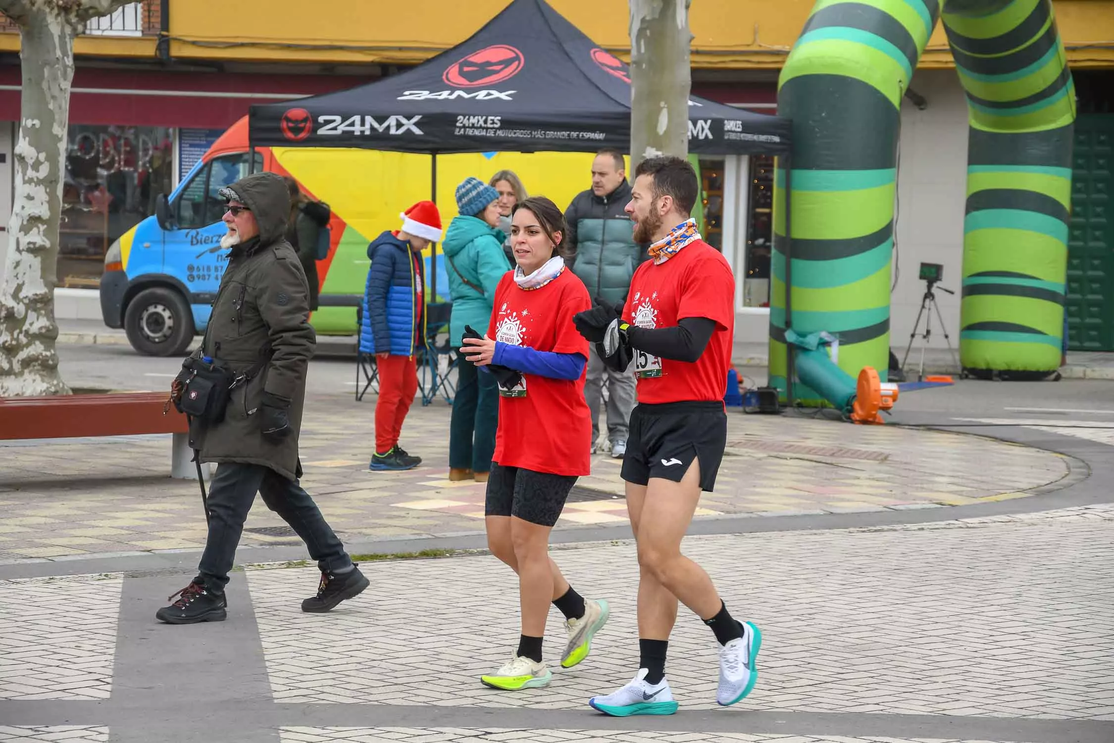 una marea roja de papás noel y un grinch tiñen las calles en la carrera