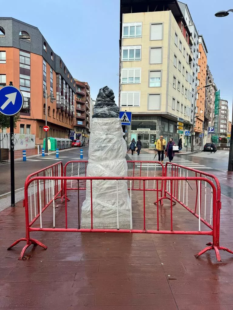 Traslado del busto de Gómez Núñez del Plantío a la calle con su nombre en Ponferrada 1