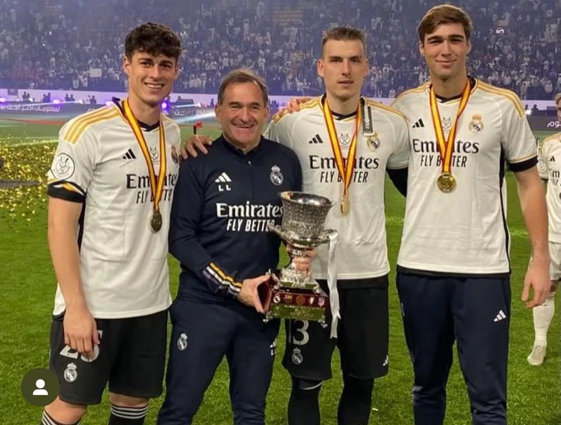 Fran González durante la celebración de la victoria del Real Madrid en la Supercopa (3)