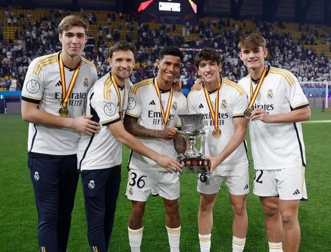 Fran González durante la celebración de la victoria del Real Madrid en la Supercopa (2)