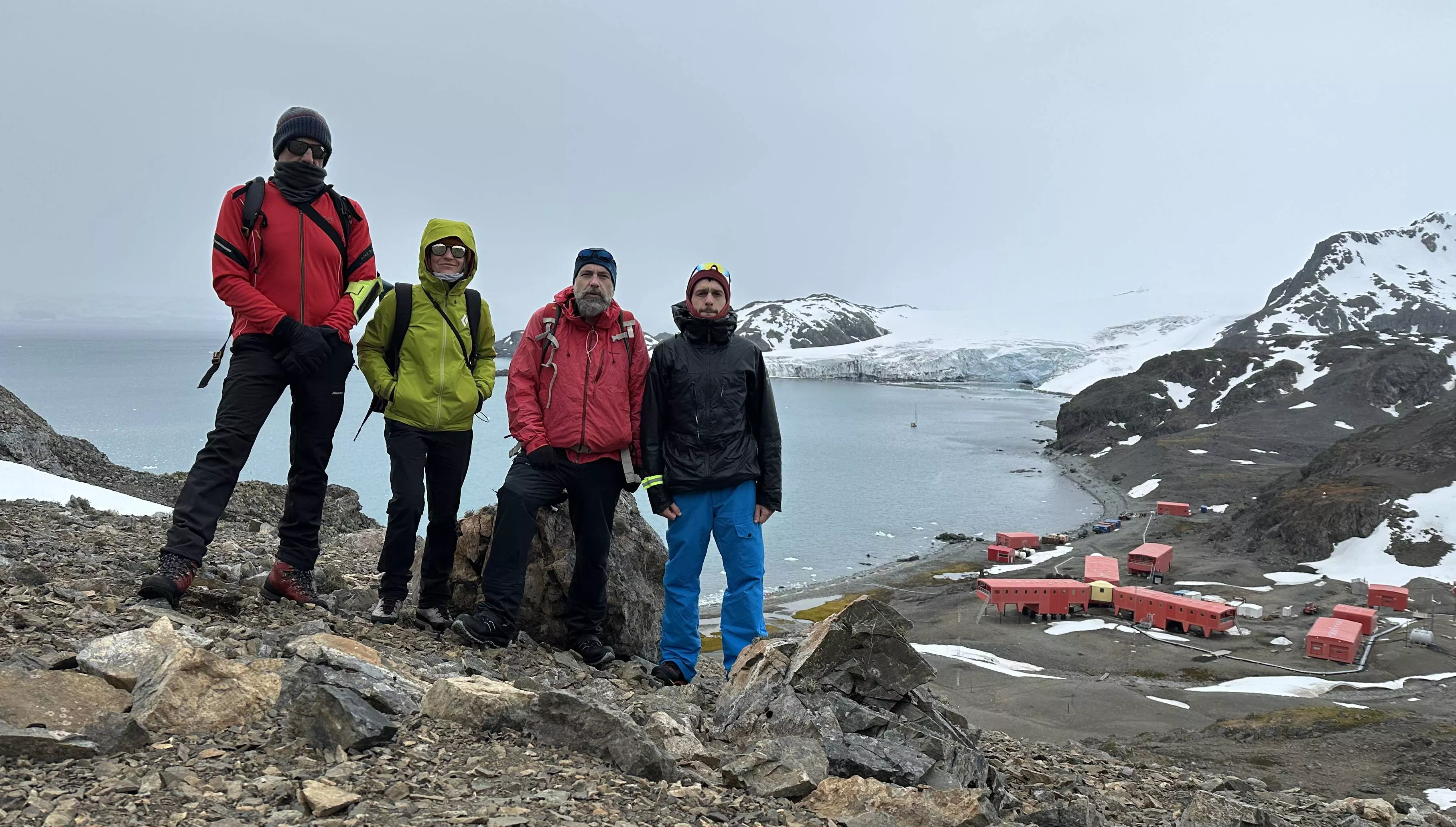 Alejandro Gómez (1º por la dcha) y otros miembros de la expedición