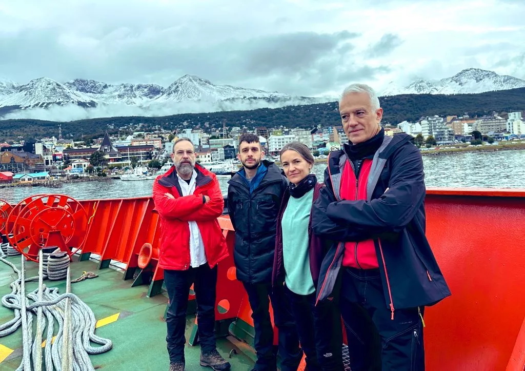 Alejandro Gómez, 2º por la izq, en el barco al iniciarse la travesía