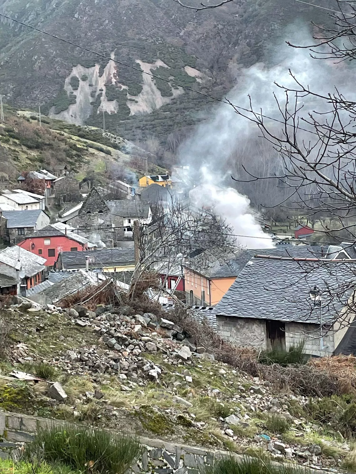 Las llamas arrasan una casa en Valseco (Palacios del Sil) 1