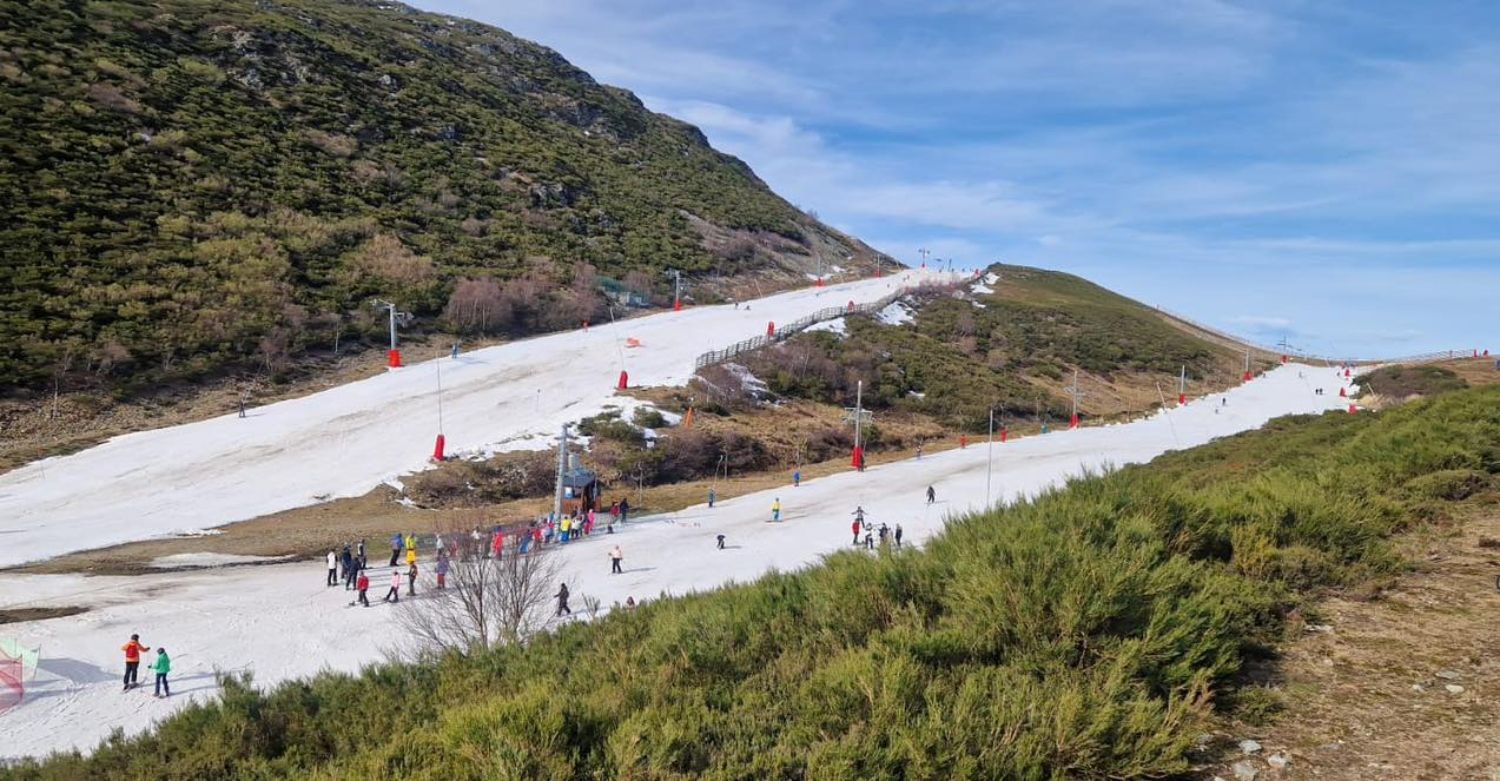 Valle Laciana-Leitariegos | 2.400 personas visitan las estaciones de San Isidro y Valle Laciana-Leitariegos durante el fin de semana