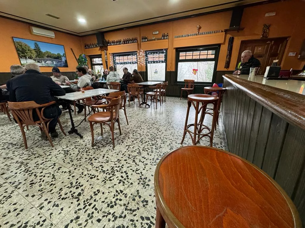 Bar de pueblo en El Bierzo | La Junta destina más de tres millones para que los municipios con menos de 200 habitantes mantengan sus bares y centros de convivencia