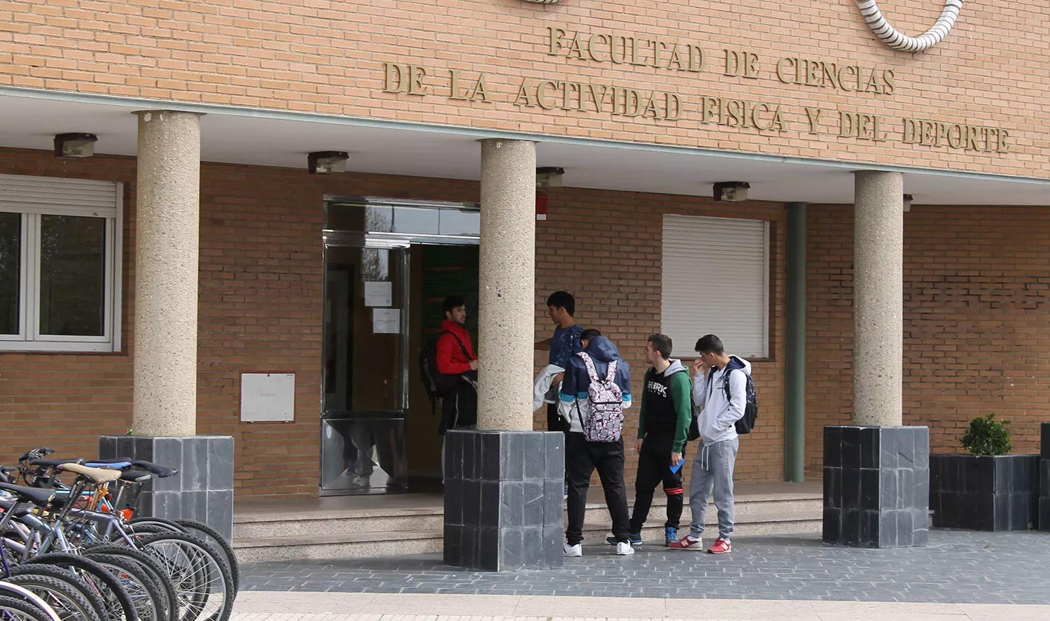 Estudiantes de la ULE en el Campus de Vegazana | Los precios de las primeras matrículas de grado en Castilla y León se reducirán un 9,5% para el próximo curso