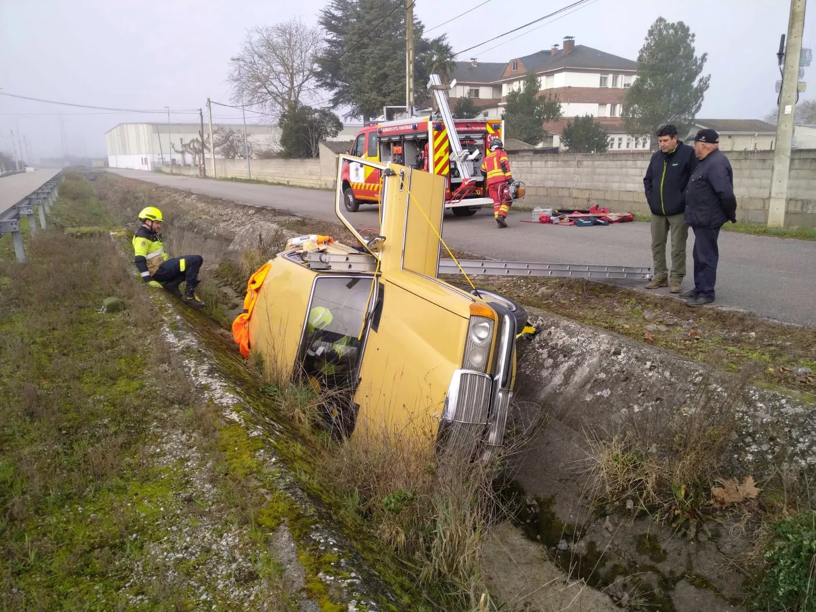 Caen al Canal Bajo del Bierzo con su coche clásico en Carracedelo (2)