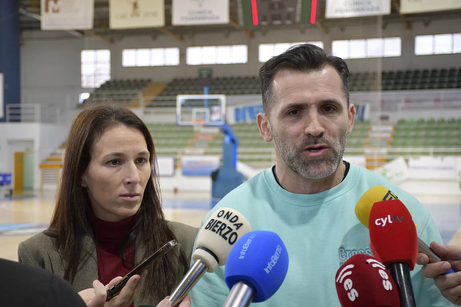 Álex Miguélez de Crossfit Ponferrada (D) y Eva González, concejala de Deportes, (I) presentan la competición de crossfit February Challenge 