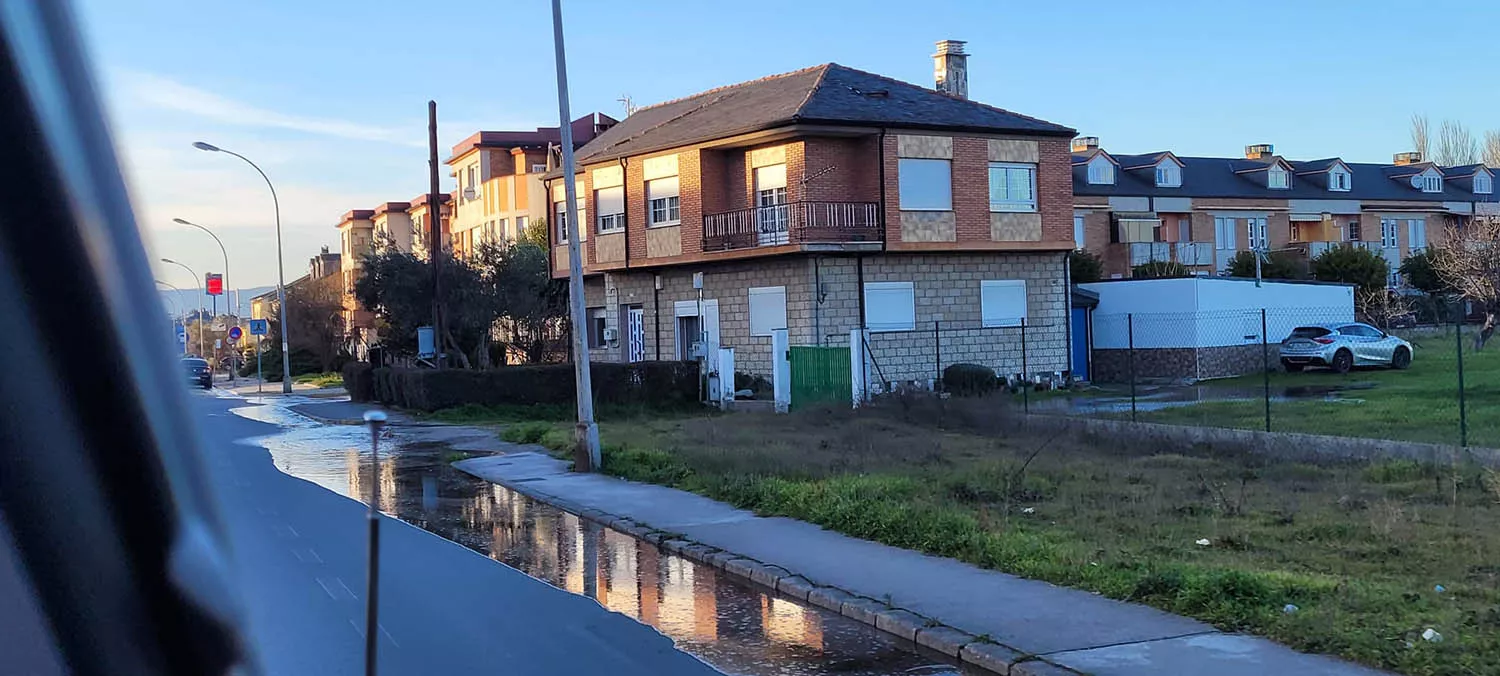 El tercer reventón de una tubería en Fuentesnuevas deja a 3.000 vecinos sin agua 