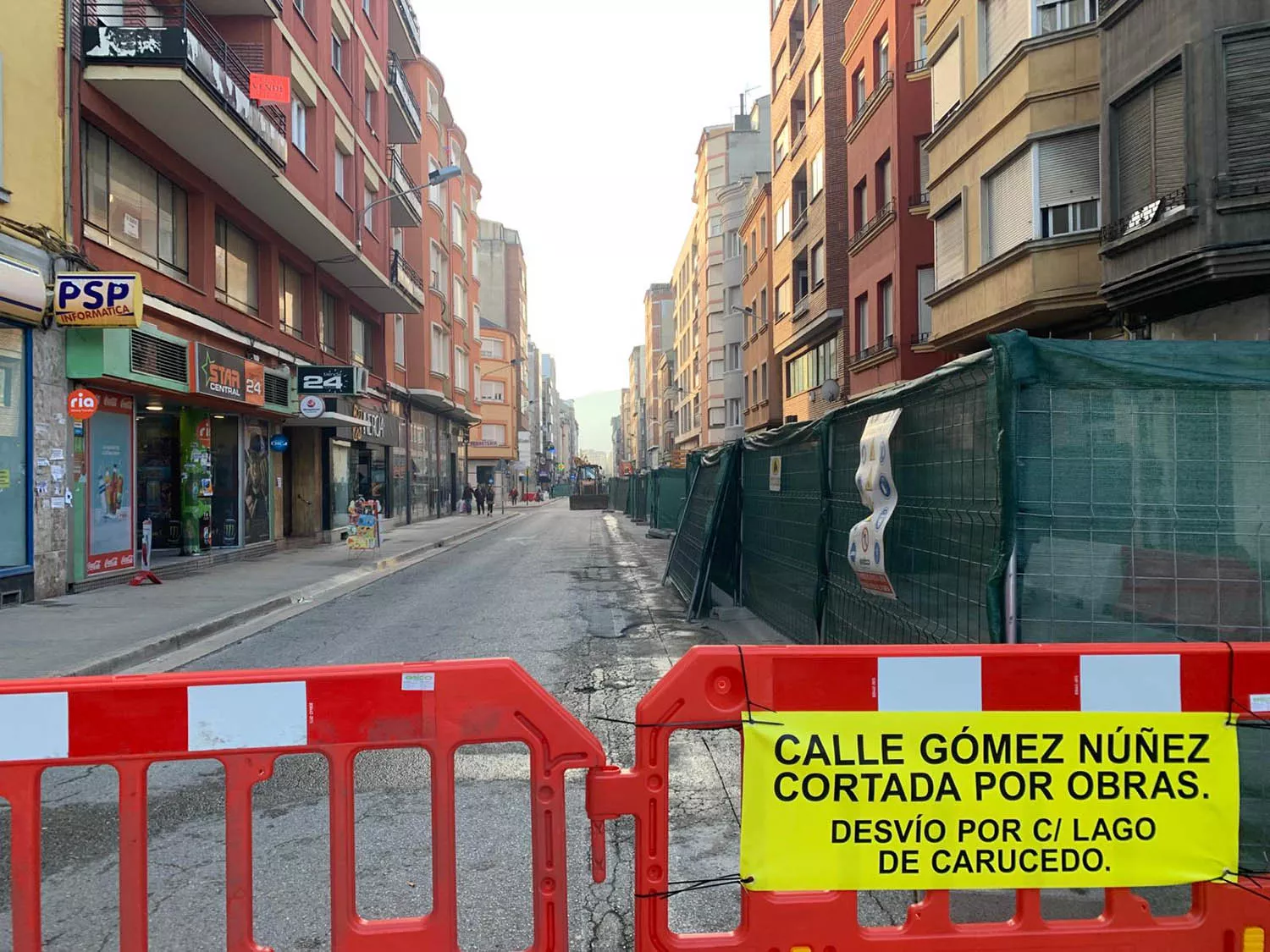 La calle Gómez Núñez será de sentido único tras las obras de reurbanización del tramo pendiente