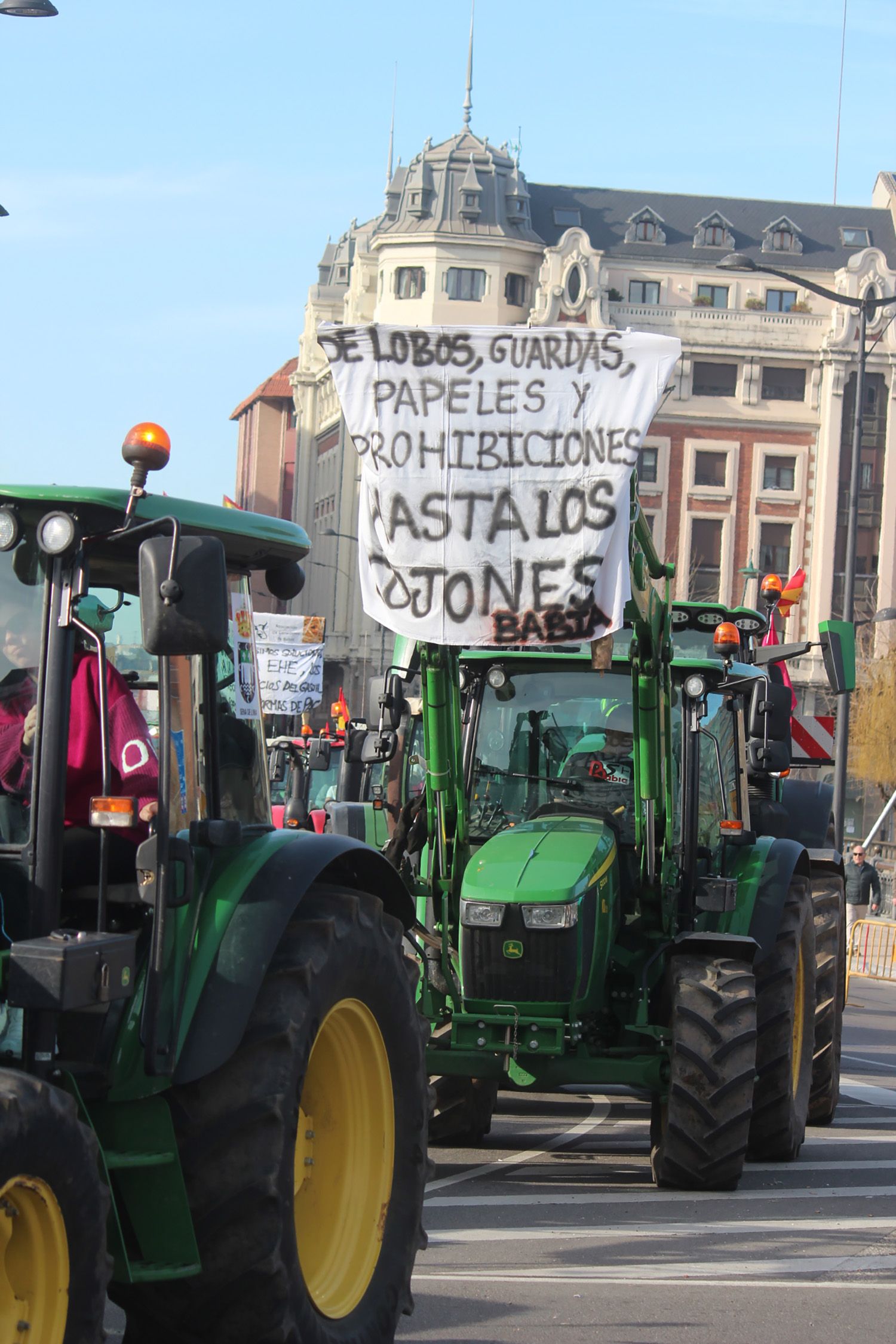 Segunda tractorada en León capital | Los agricultores anuncian que las protestas se mantendrán en el tiempo y esperan poder unirse a los transportistas