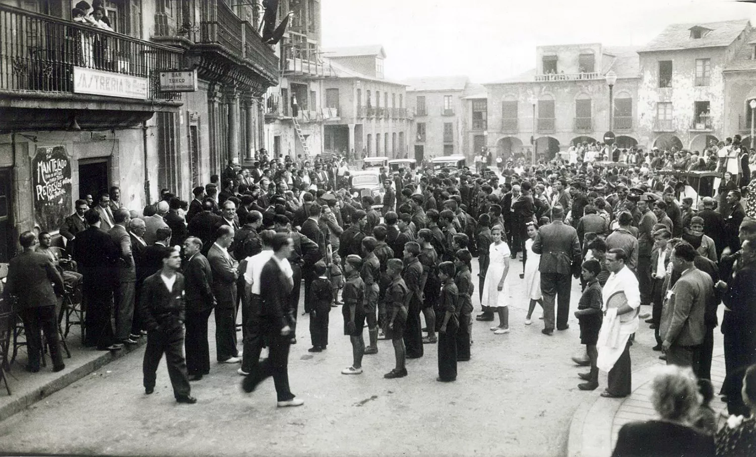 Dos fotografías inéditas muestran la toma de Ponferrada por las tropas franquistas en el 36