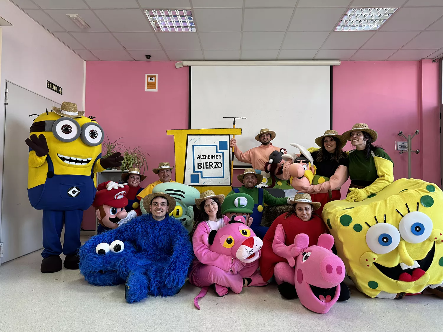 Trabajadores de Cosmos llevan el Carnaval al Centro de Alzheimer Bierzo.