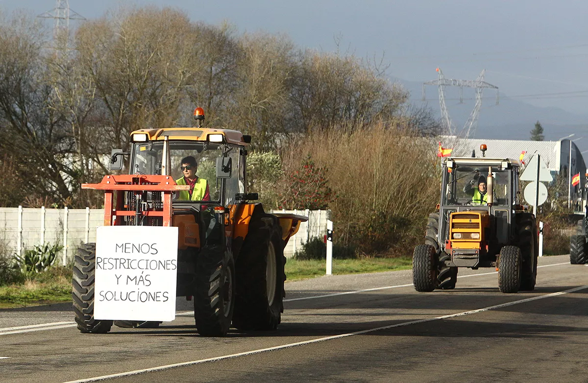 La tractorada saliendo desde Carracedelo dirección Ponferrada (3)