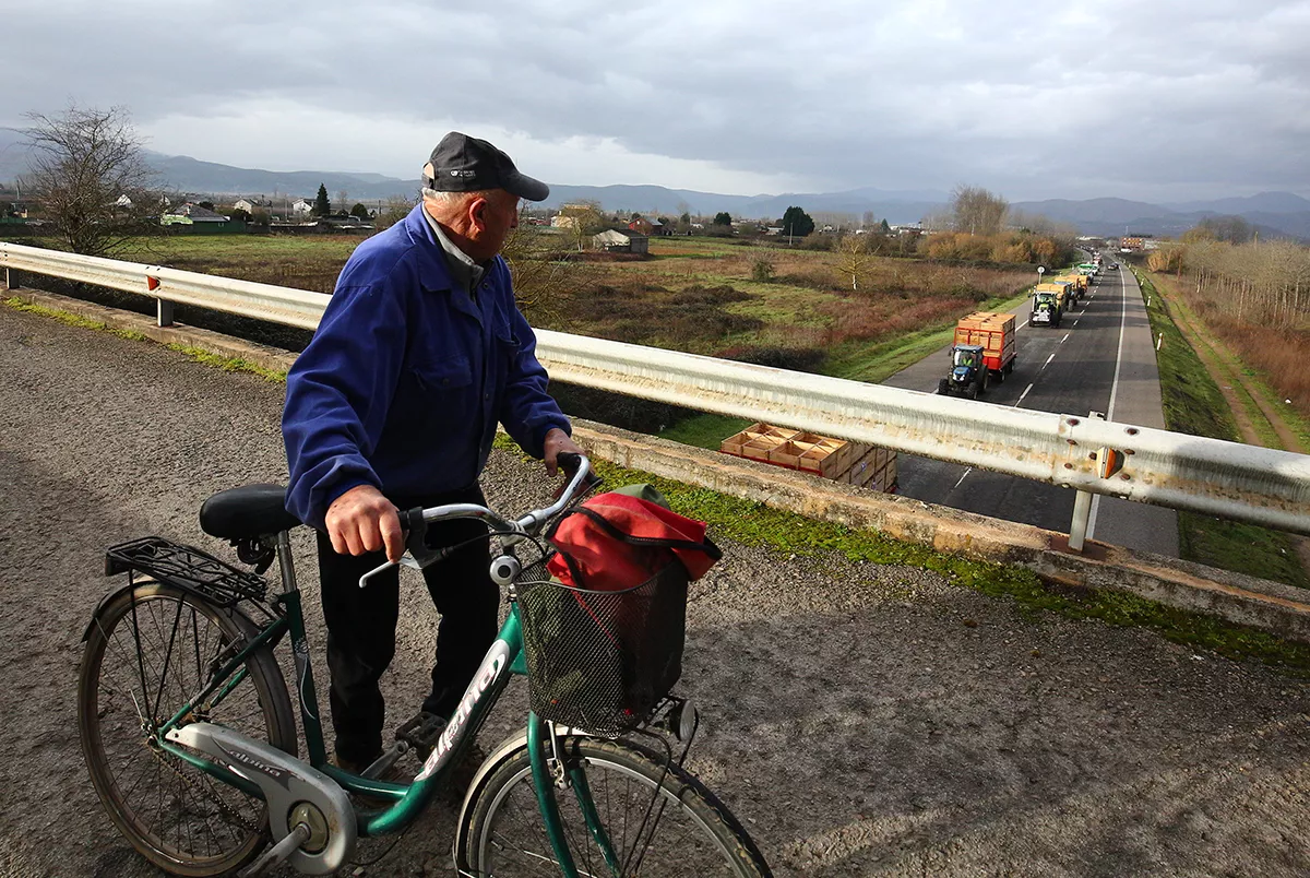 La tractorada saliendo desde Carracedelo dirección Ponferrada (11)