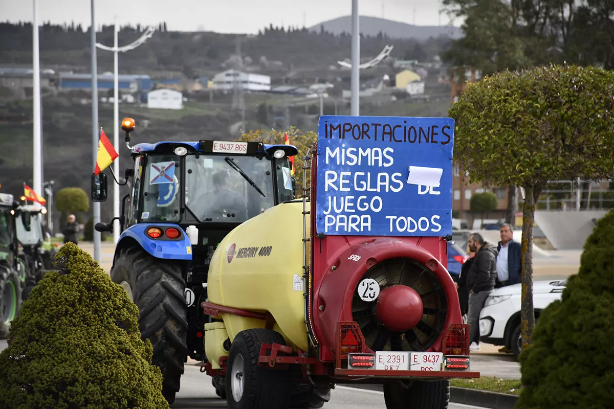 La tractorada del Bierzo llega al Toralín (17)