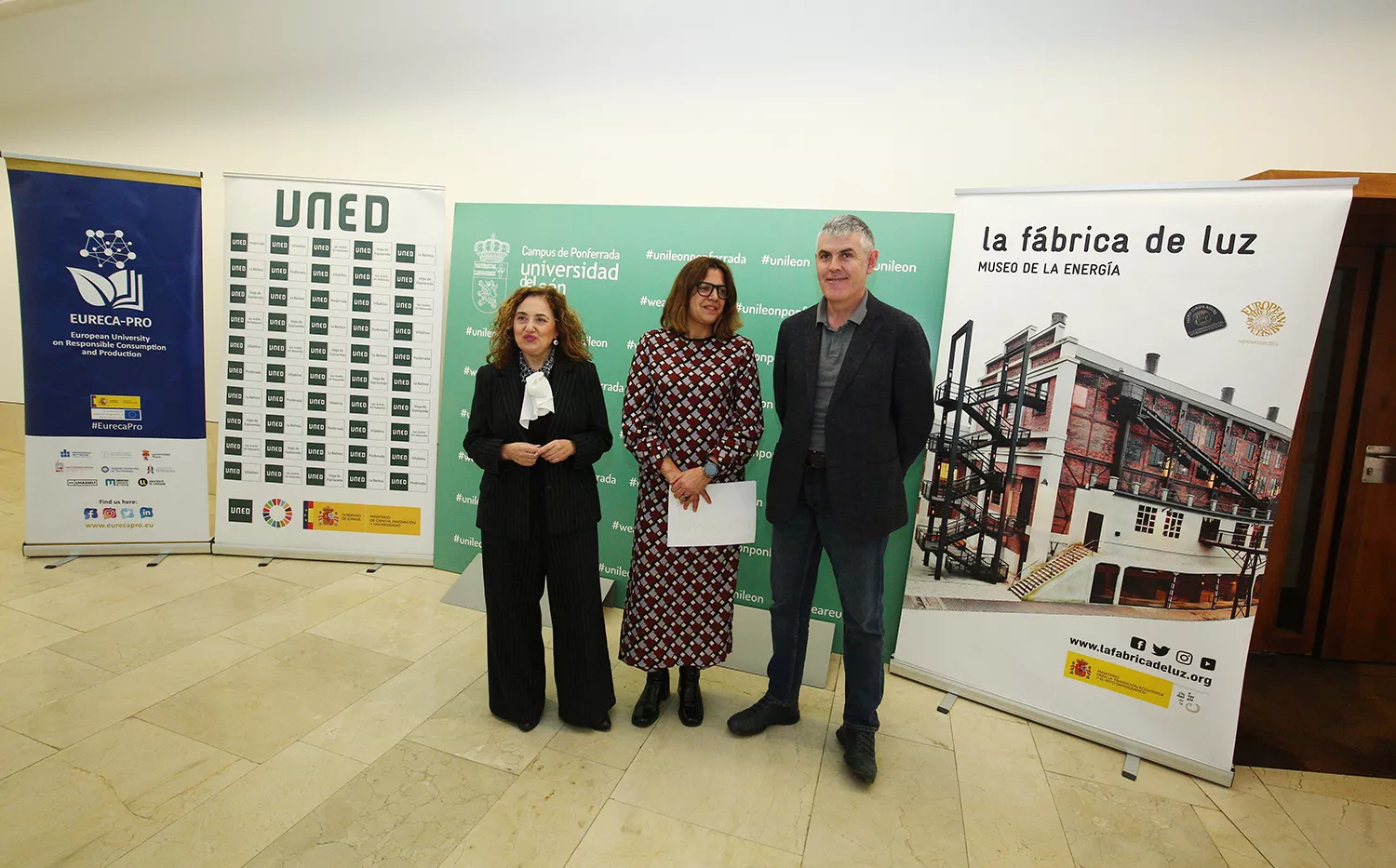 La vicerrectora del Campus de Ponferrada de la Universidad de León, Pilar Marqués (I), junto al director del centro asociado de la UNED, Jorge Vega, y la directora de Ciuden, Yashodara López (C)