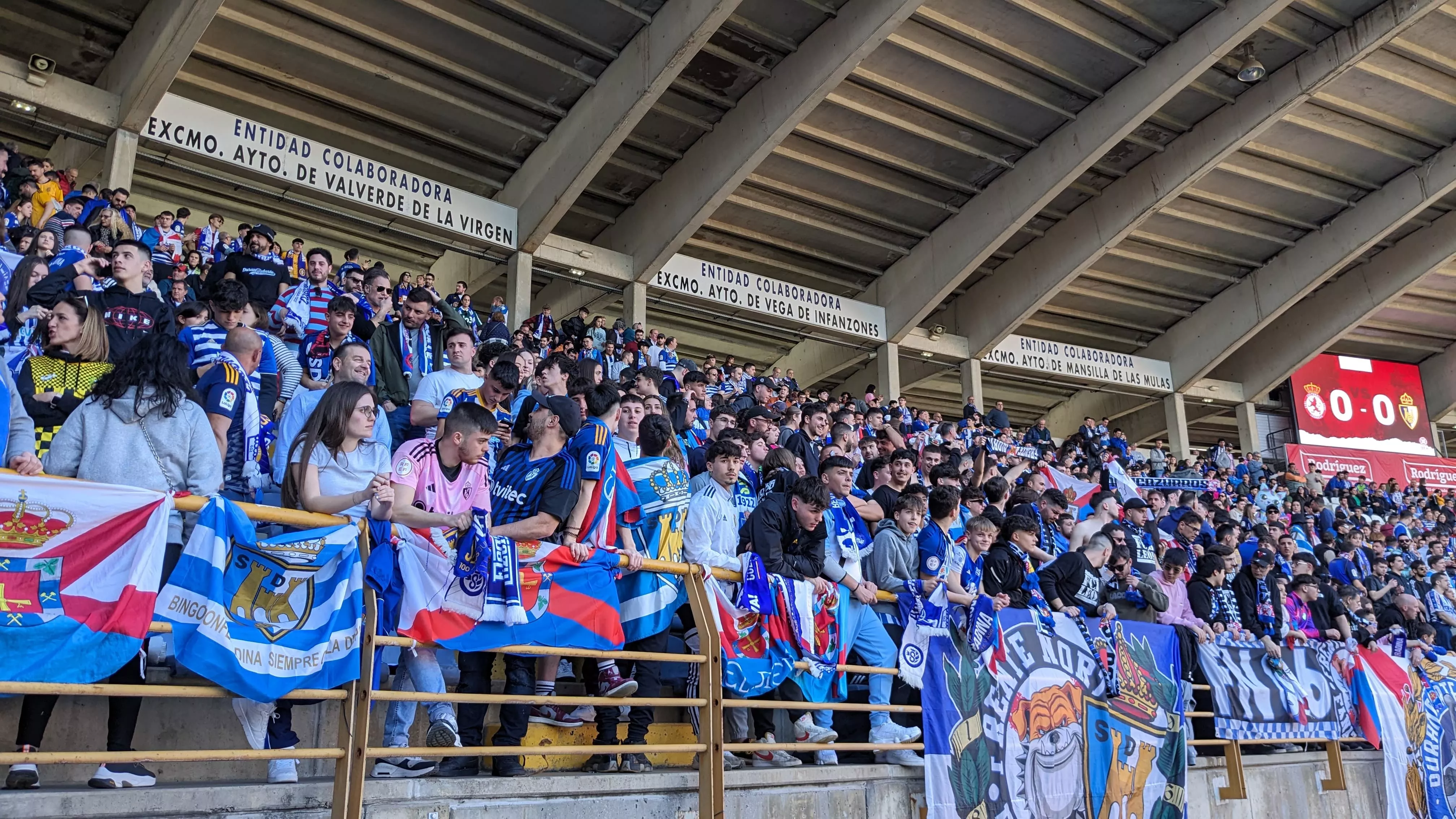 La afición de la Ponferradina puso las calles de León de ‘ronda’ blanquiazul