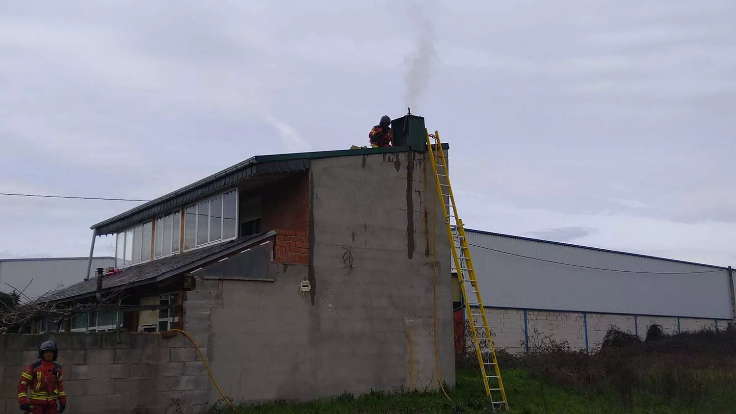 Sofocado un incendio en una vivienda de la Avenida Portugal originado en la chimenea 1