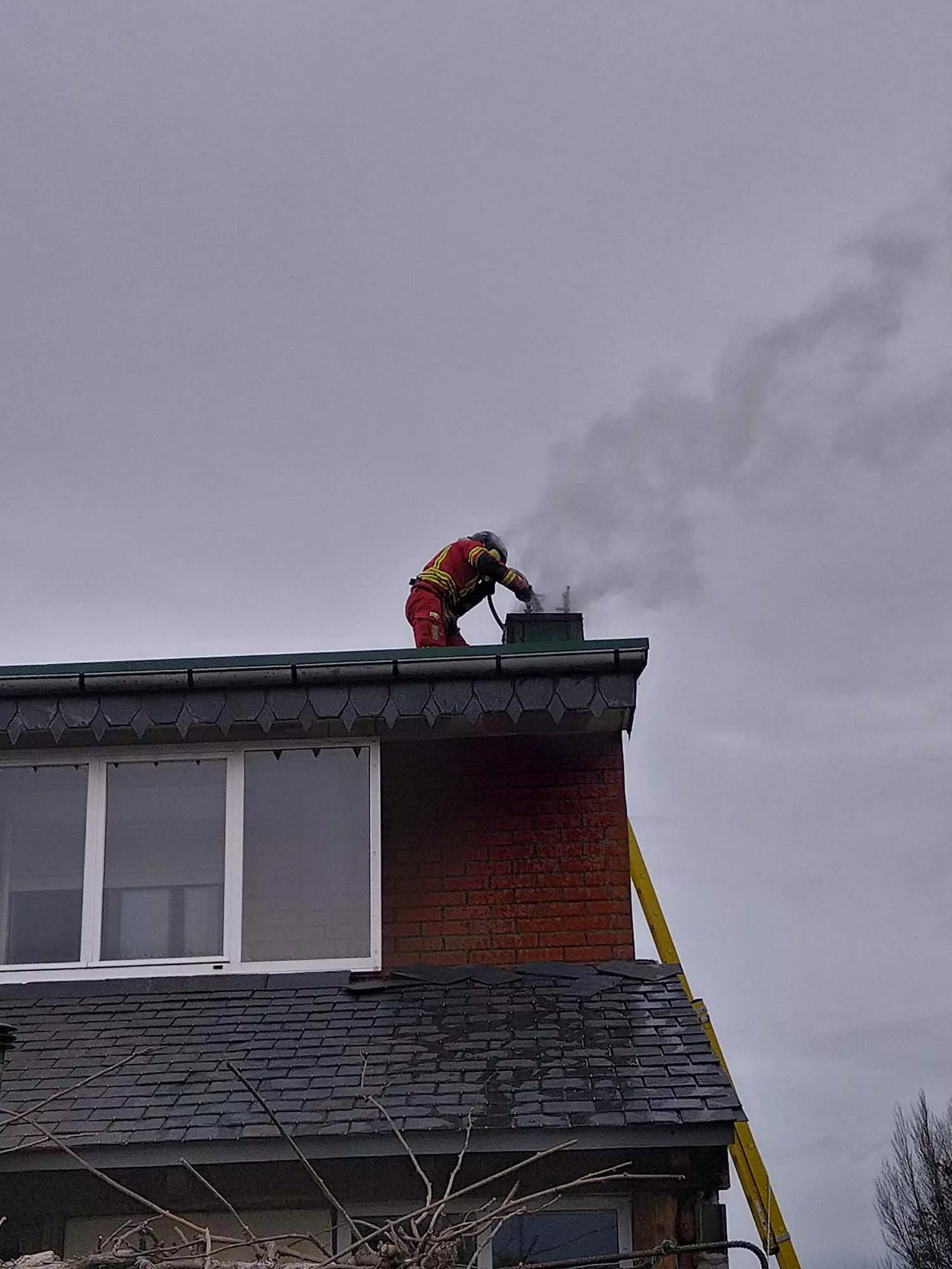 Sofocado un incendio en una vivienda de la Avenida Portugal originado en la chimenea 