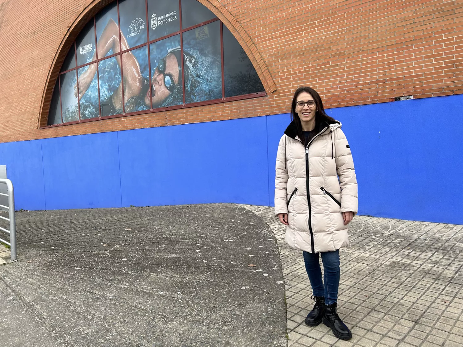 La concejala de Deportes, Eva González, frente a las piscinas del Plantío.