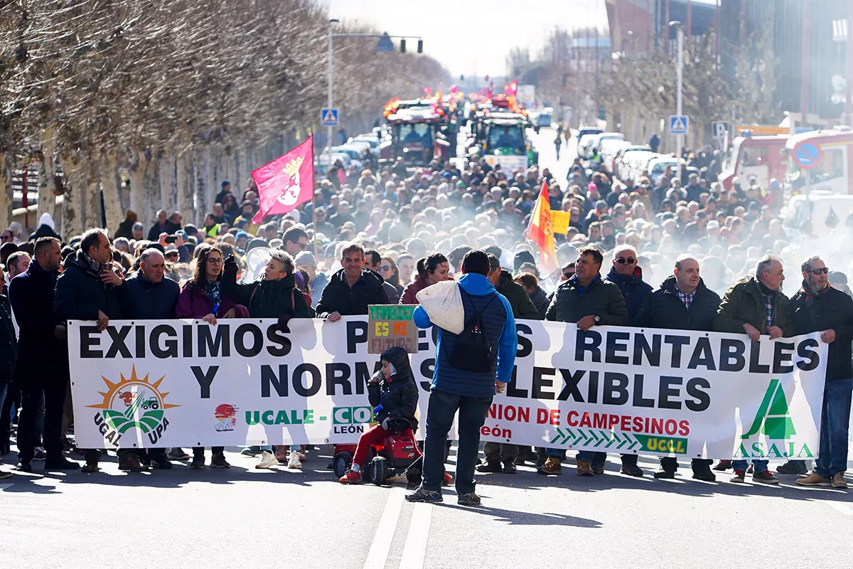 Tractorada por las calles de León bajo el lema Exigimos precios rentables y normas flexibles (1)