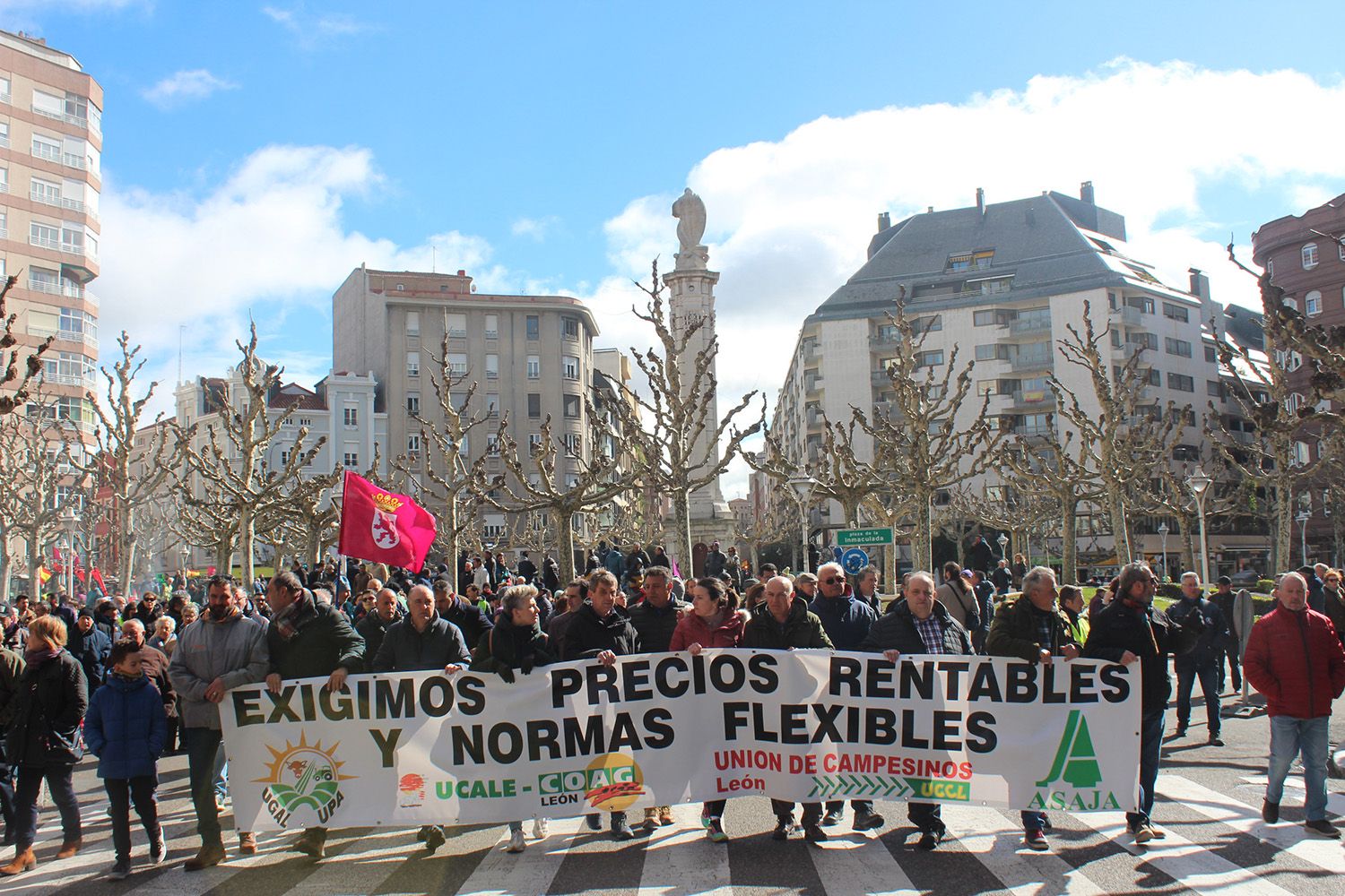 Las opas se suman a la manifestación convocada por los sindicatos por el futuro y desarrollo económico y social de León