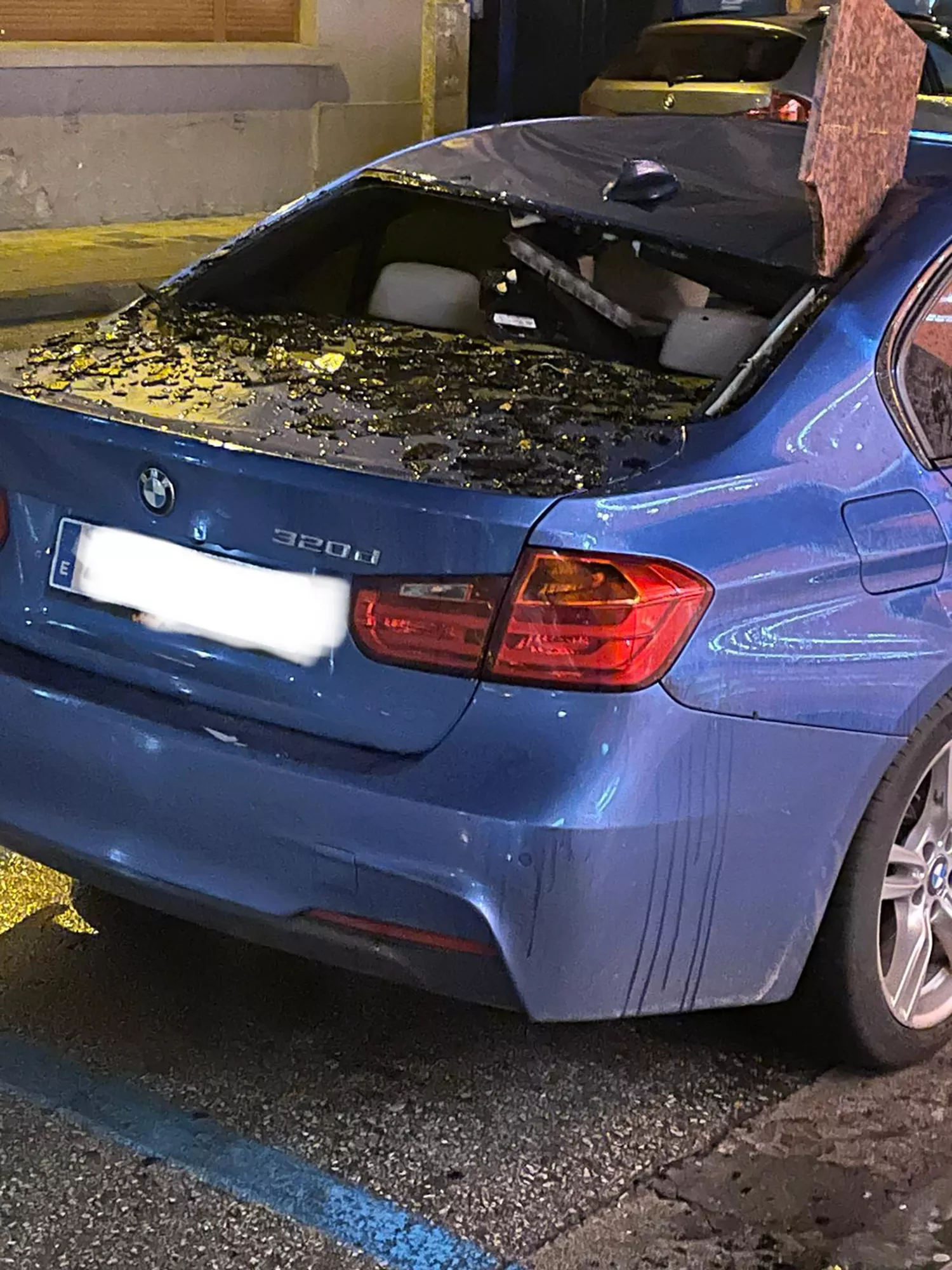 Una placa de mármol impacta contra un coche al caer de un edificio en Ponferrada