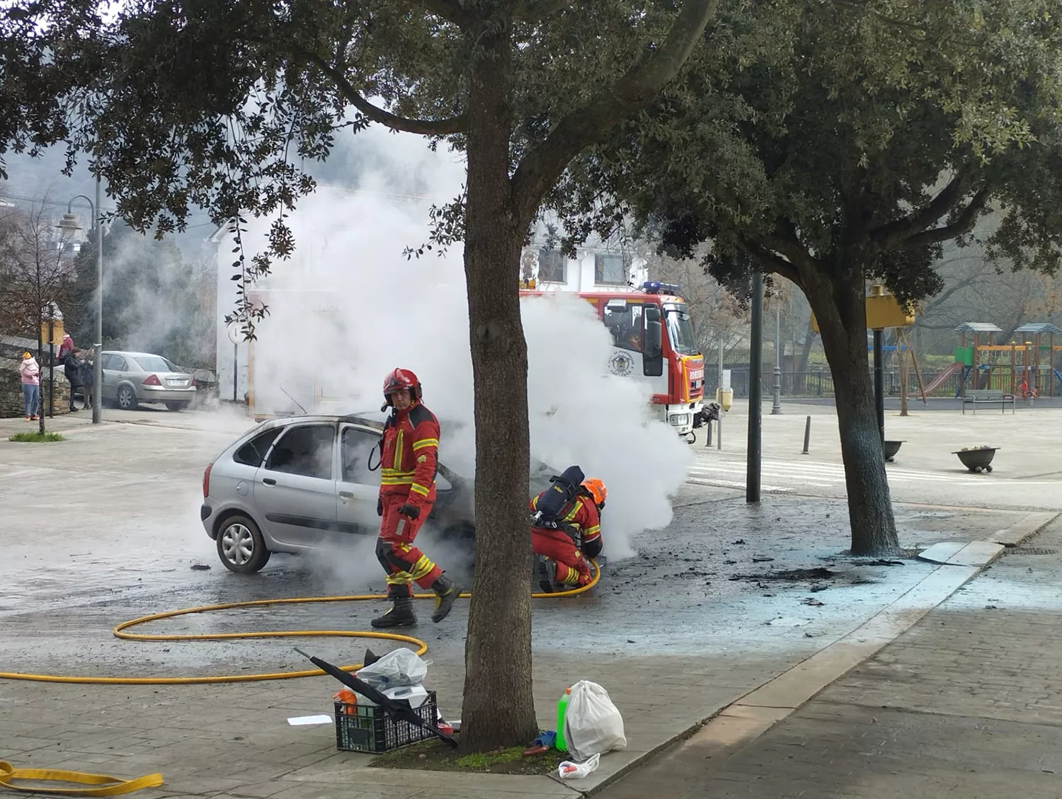 Arde un coche en la plaza el Nogaledo de Toral de Merayo