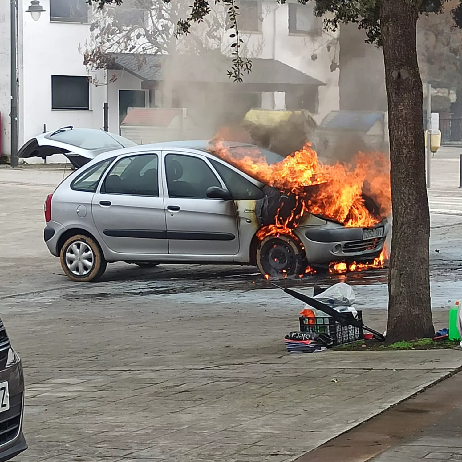 Arde un coche en la plaza el Nogaledo de Toral de Merayo