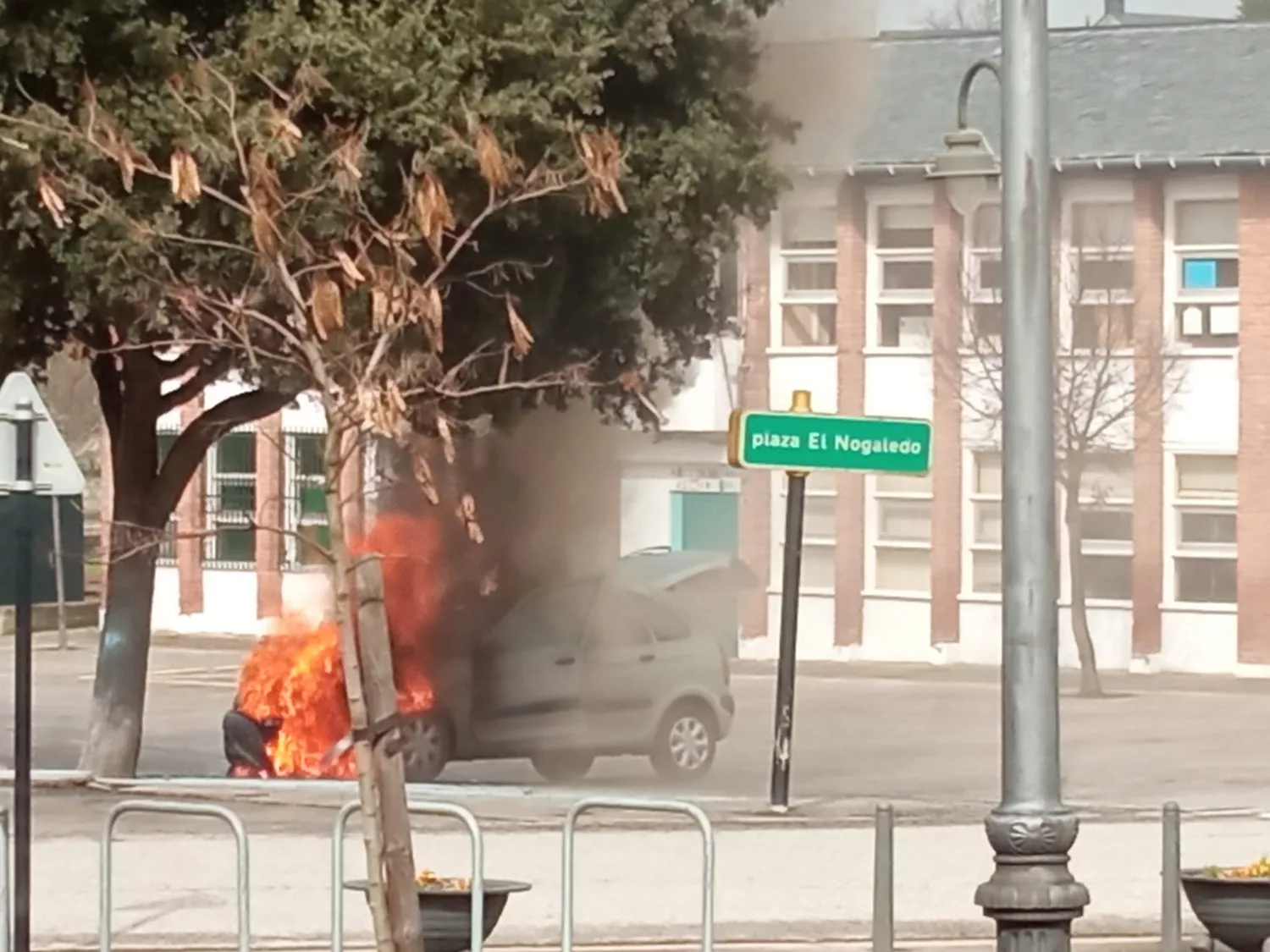 Arde un coche en la plaza el Nogaledo de Toral de Merayo