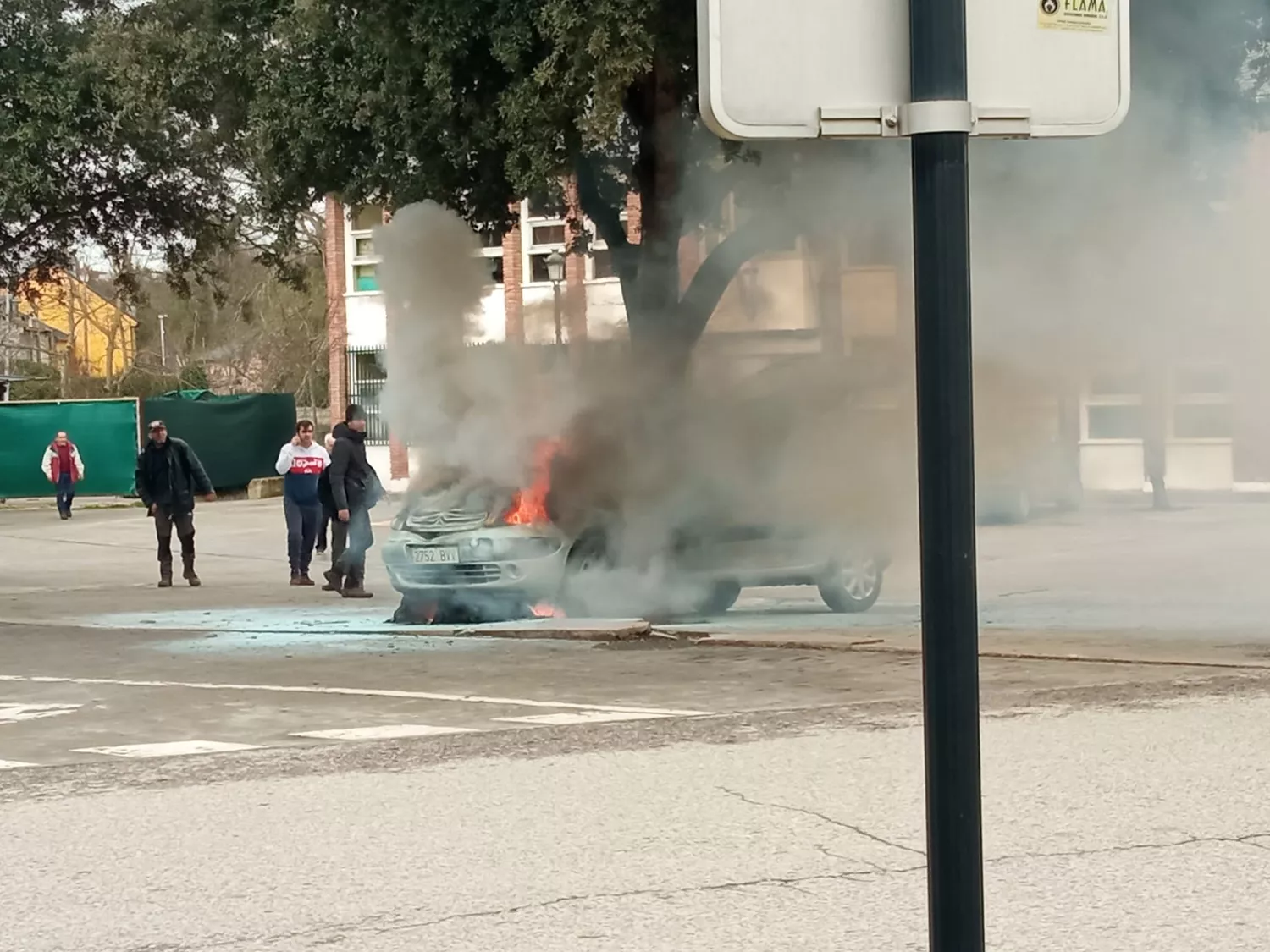 Arde un coche en la plaza el Nogaledo de Toral de Merayo