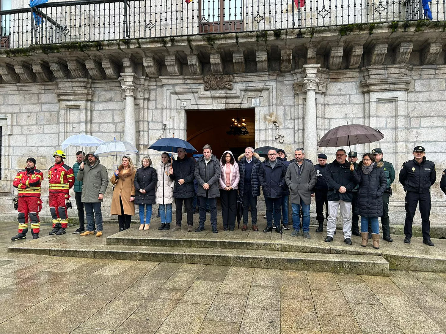 La corporación del Ayuntamiento de Ponferrada durante el minuto de silencio por el incendio de Valencia