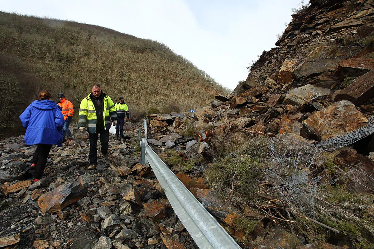 Derrumbe en la carretera de acceso a la localidad de Fornela (3)