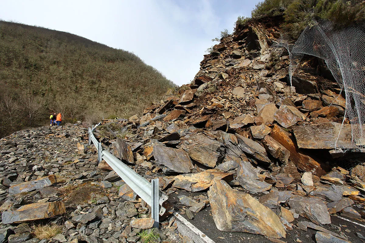 Derrumbe en la carretera de acceso a la localidad de Fornela (16)