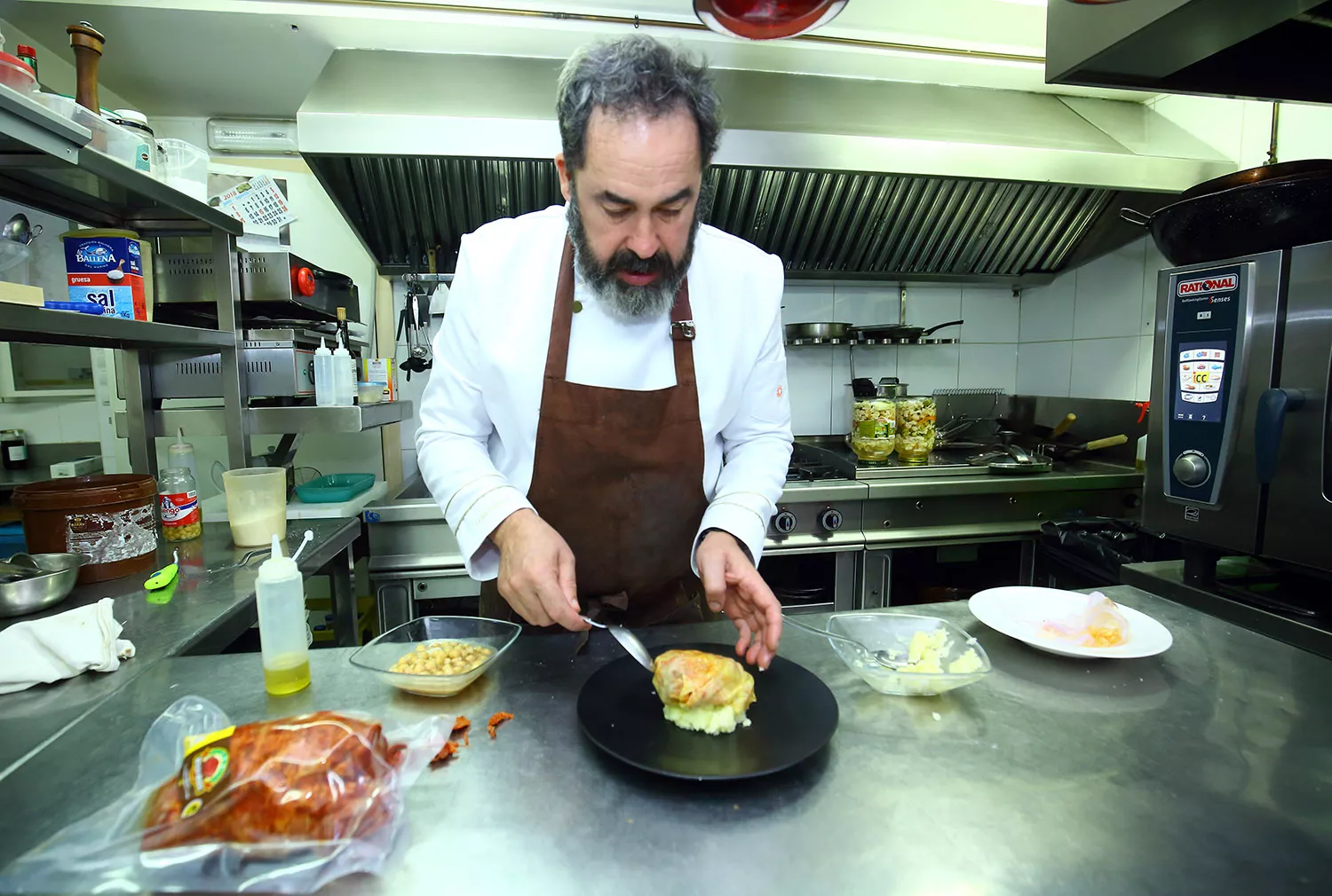 Miguel Martínez, cocinero del restaurante La Tronera de Villadepalos.