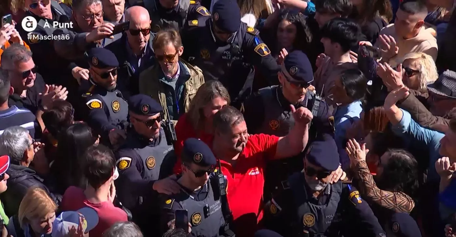 Así 'retumbó' Valencia con la traca de Pibierzo en la mascletá (2)