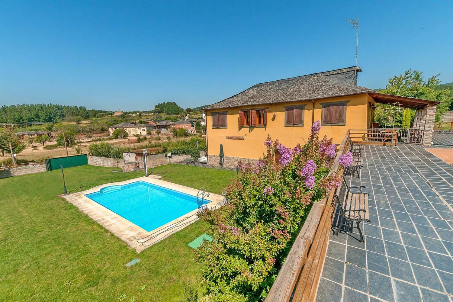 Chalet a la montaña con piscina compartida