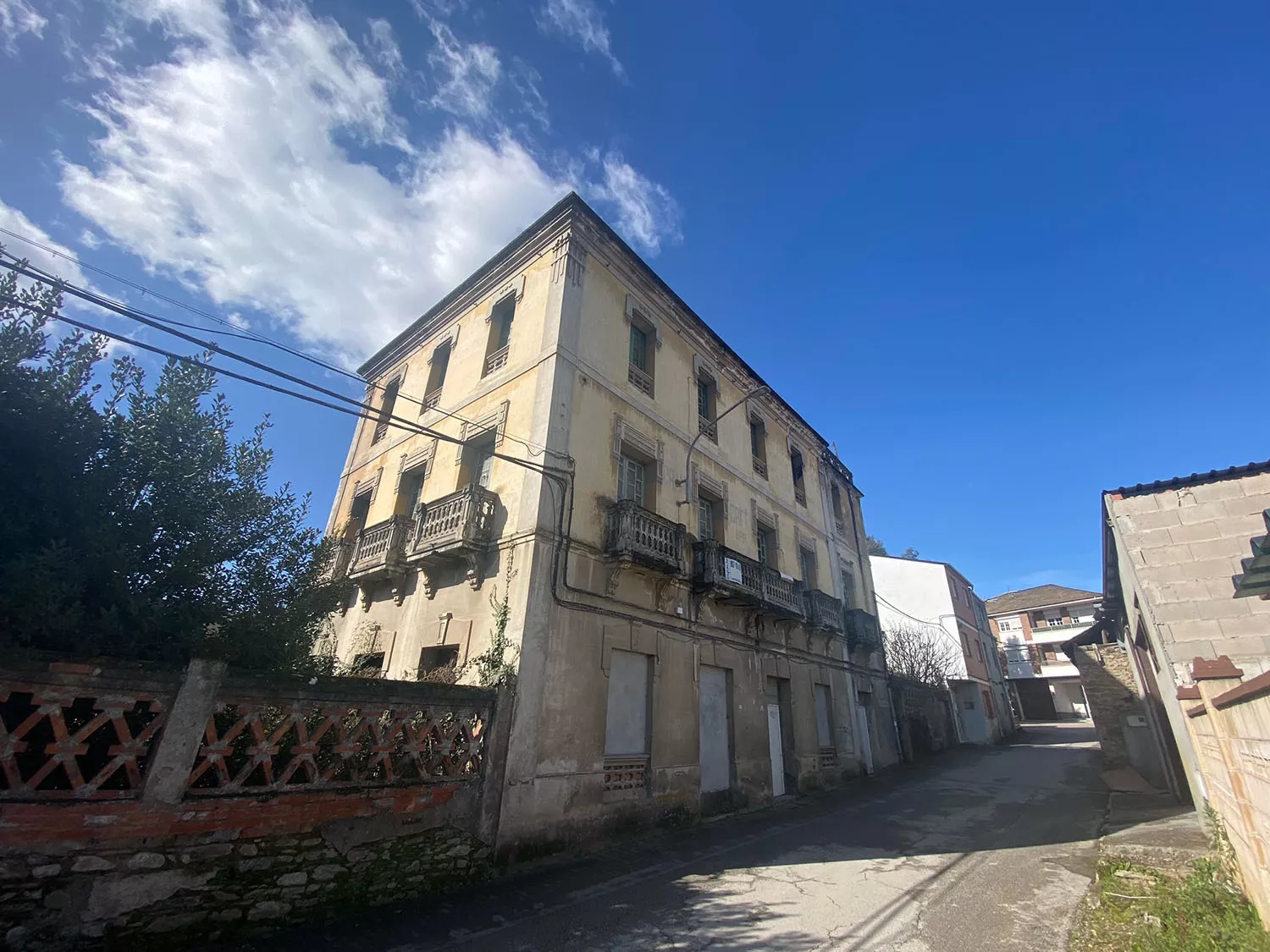 Imagen del edificio donado a Toral de los Vados