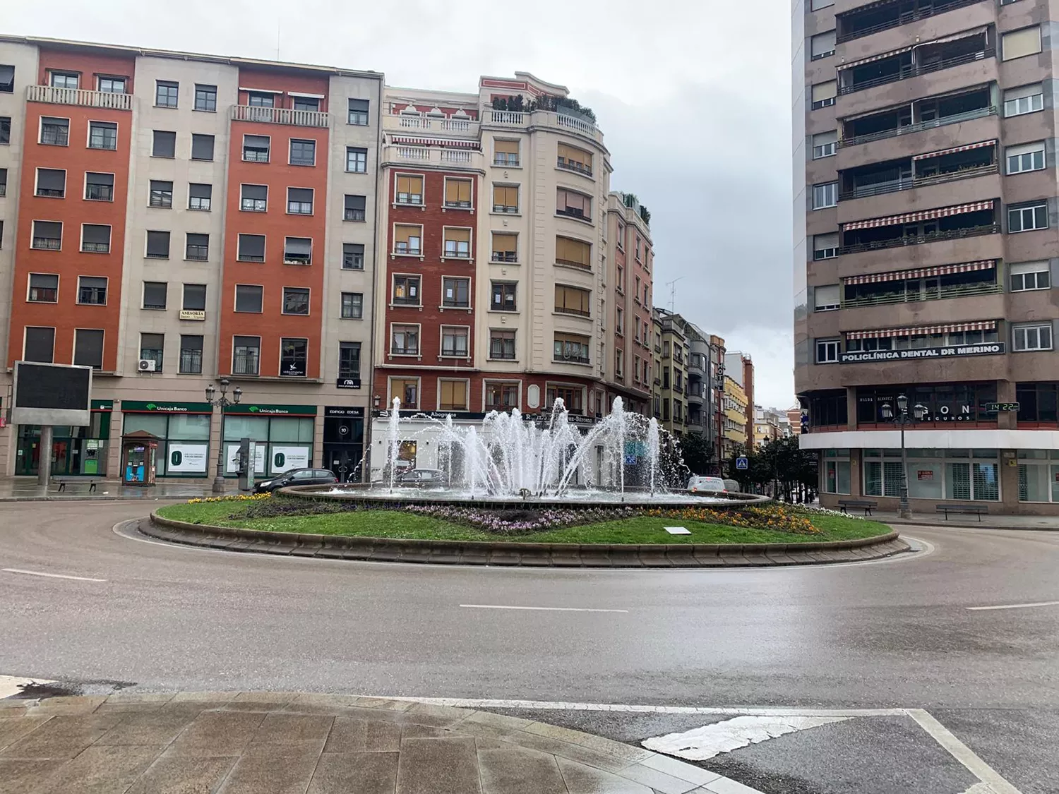 Retiran los abetos de la fuente de Lazúrtegui colocados en Navidad 