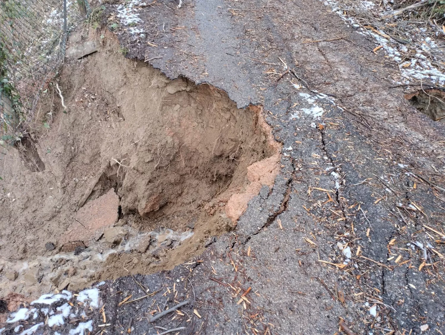 El último temporal de nieve y lluvias ha provocado daños en la carretera de acceso a Palacios de Compludo, así lo confirma la concejalía de Medio Rural, Infraestructuras, Turismo, Patrimonio y Protección y Salubridad Animal, dirigida por Iván Alonso