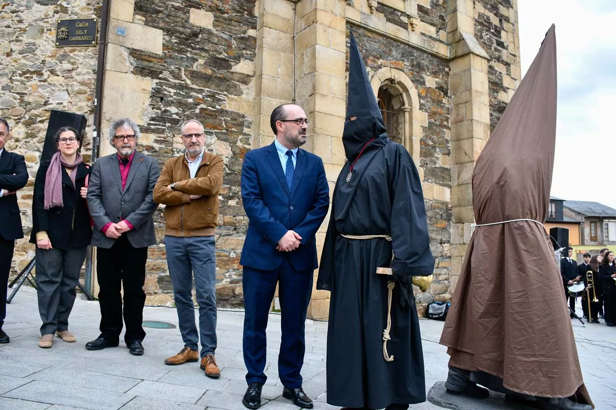 El Lambrión Chupacandiles vuelve a las calles para anunciar el comienzo de la Semana Santa en Ponferrada