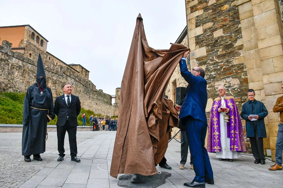 El Lambrión Chupacandiles vuelve a las calles para anunciar el comienzo de la Semana Santa en Ponferrada