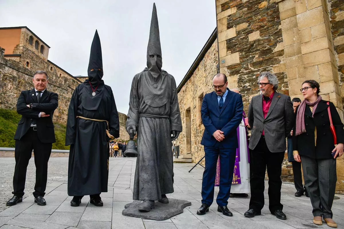 El Lambrión Chupacandiles vuelve a las calles para anunciar el comienzo de la Semana Santa en Ponferrada