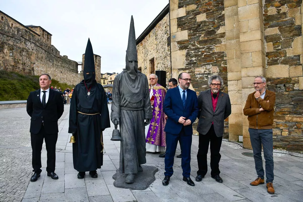 El Lambrión Chupacandiles vuelve a las calles para anunciar el comienzo de la Semana Santa en Ponferrada