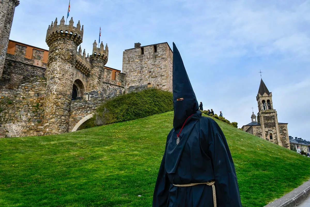 El Lambrión Chupacandiles vuelve a las calles para anunciar el comienzo de la Semana Santa en Ponferrada